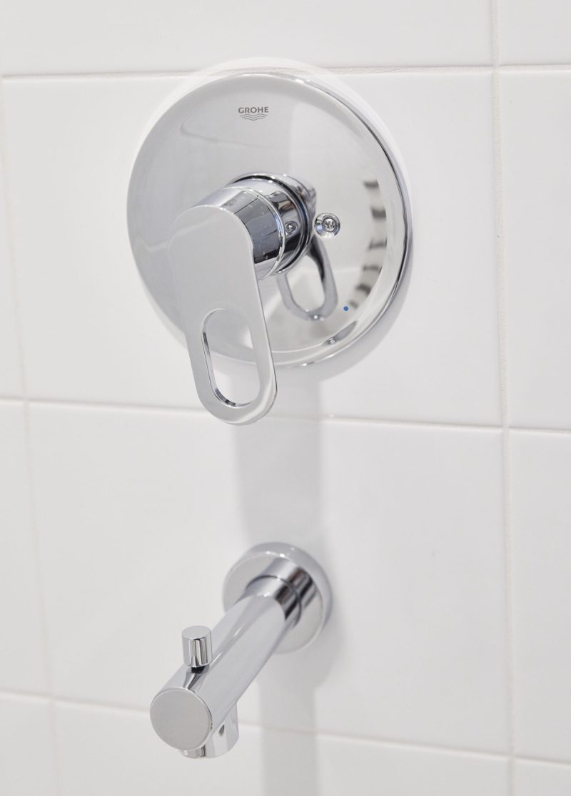 1-Bed-Display-Shower-Faucet-scaled